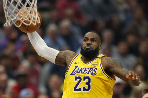 LeBron James leads Lakers past Pacers with buzzer-beating tip-in LeBron James leads Lakers past Pacers with buzzer-beating tip-in