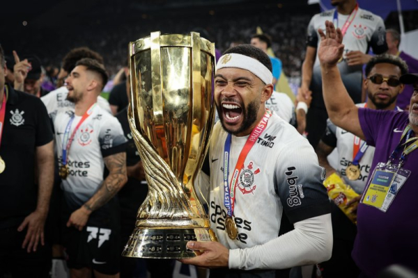 Neymar, Memphis Depay criticize Brazil for banning standing on soccer ball