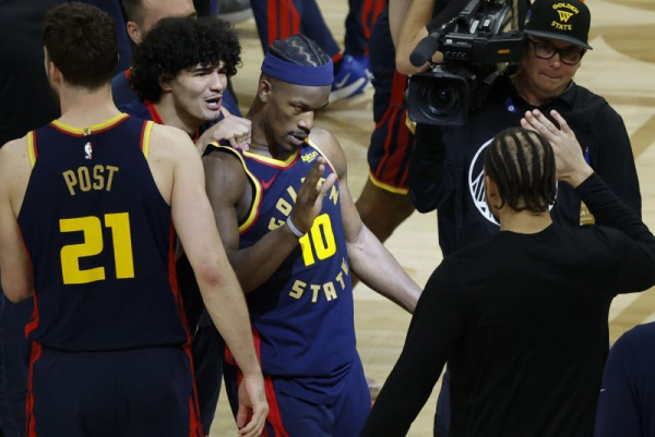 Warriors depth, defense overwhelms Timberwolves in Game 1; Curry lost to injury Warriors depth, defense overwhelms Timberwolves in Game 1; Curry lost to injury