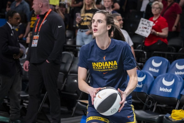 Caitlin Clark rookie basketball card sells for record $660,000 Caitlin Clark rookie basketball card sells for record $660,000