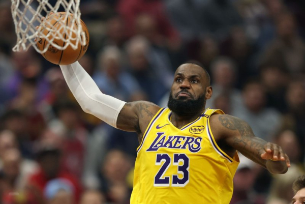 Lakers' LeBron James stuffs one-handed dunk over 7-foot-1 Spurs center