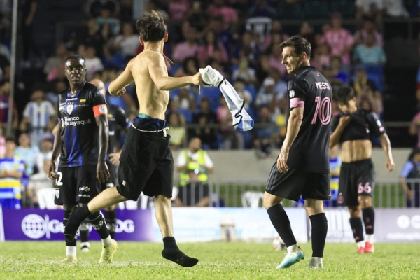 Inter Miami's Lionel Messi tackled by field intruder in Puerto Rico
