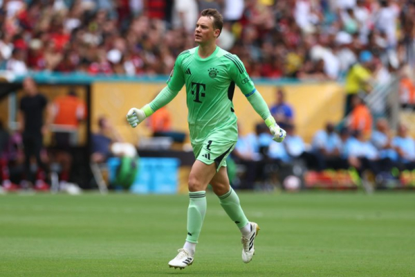 Bayern Munich signs goalie Manuel Neuer to 1-year extension
