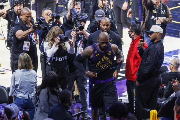 Lakers' LeBron James uncertain of retirement date entering free agency Lakers' LeBron James uncertain of retirement date entering free agency
